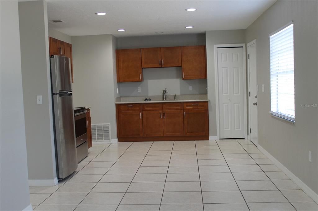 For Rent: $1,850 (3 beds, 1 baths, 1071 Square Feet)