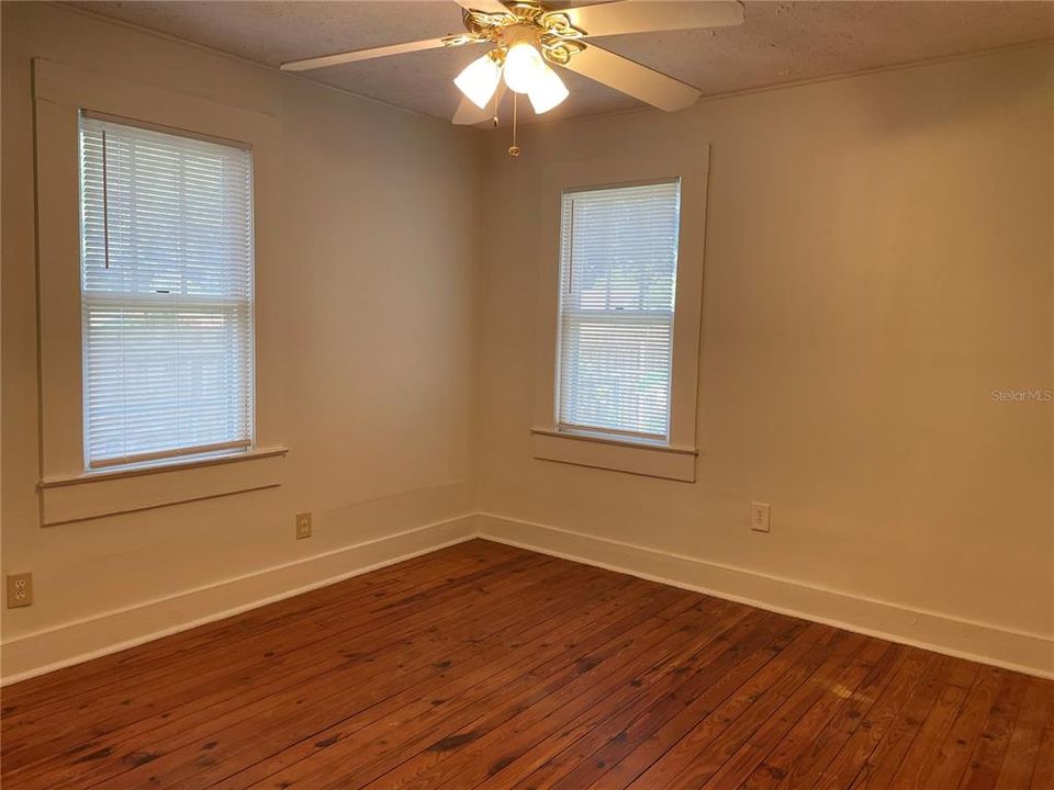 For Sale: $174,900 (2 beds, 1 baths, 960 Square Feet)