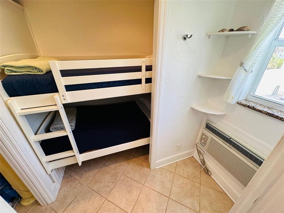 For Sale: $400,000 (0 beds, 1 baths, 290 Square Feet)