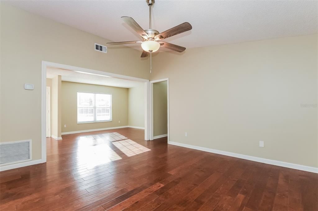 Recently Rented: $2,595 (3 beds, 2 baths, 1483 Square Feet)