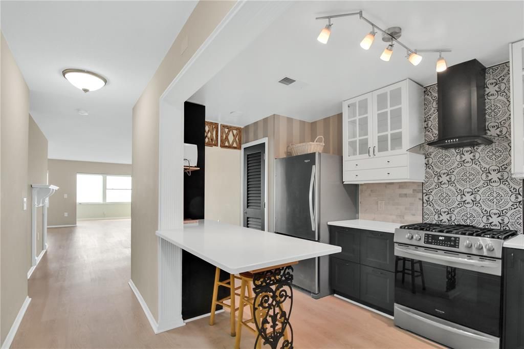 For Sale: $295,000 (1 beds, 1 baths, 957 Square Feet)