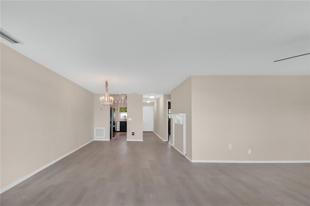 For Sale: $295,000 (1 beds, 1 baths, 957 Square Feet)