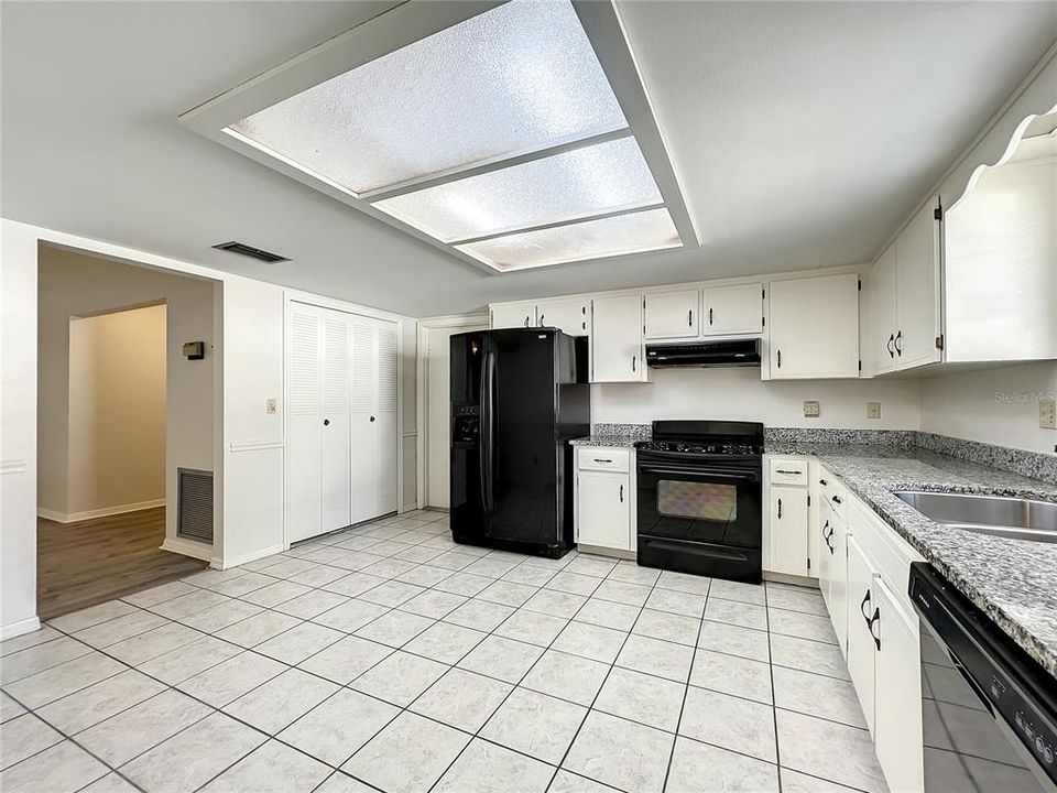 For Rent: $1,935 (3 beds, 2 baths, 1439 Square Feet)