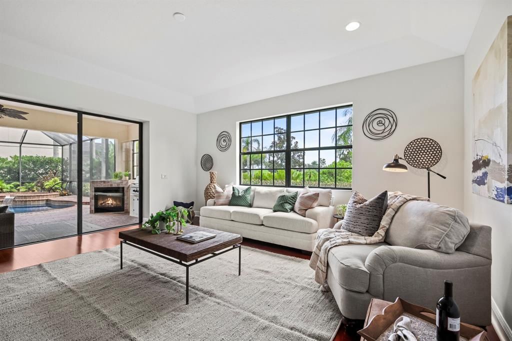 Bonus room/ office with huge sliding glass doors leading out to the lanai