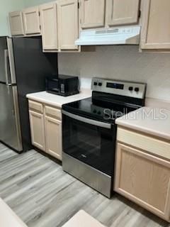 Active With Contract: $191,000 (2 beds, 1 baths, 868 Square Feet)