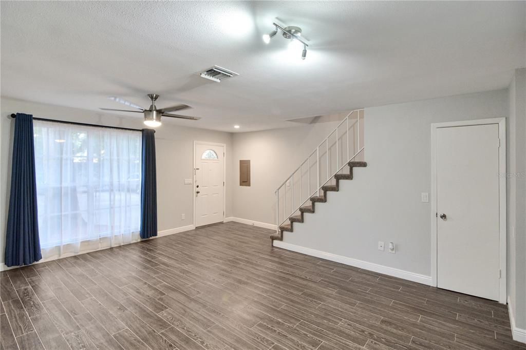 Active With Contract: $274,900 (3 beds, 2 baths, 1330 Square Feet)