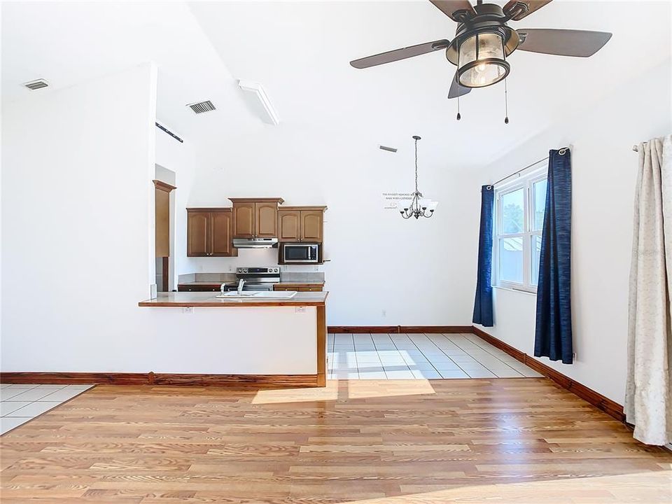 Active With Contract: $269,900 (3 beds, 2 baths, 1277 Square Feet)