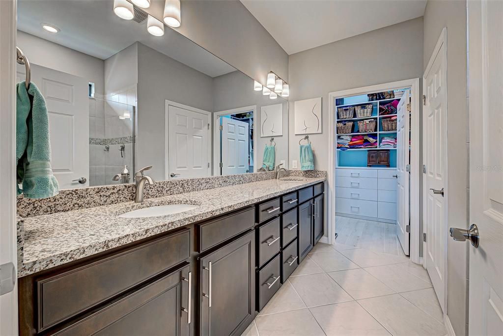 Double sinks in owner's bath