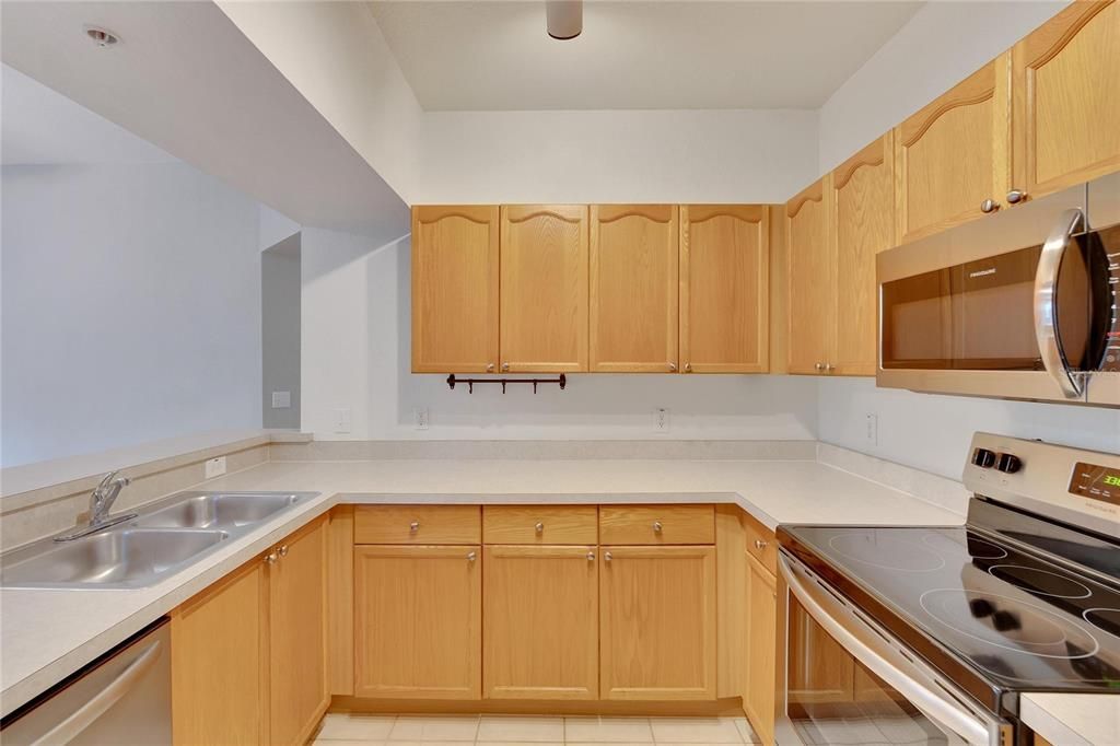 For Rent: $1,500 (1 beds, 1 baths, 851 Square Feet)