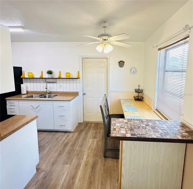 Active With Contract: $170,000 (1 beds, 1 baths, 621 Square Feet)