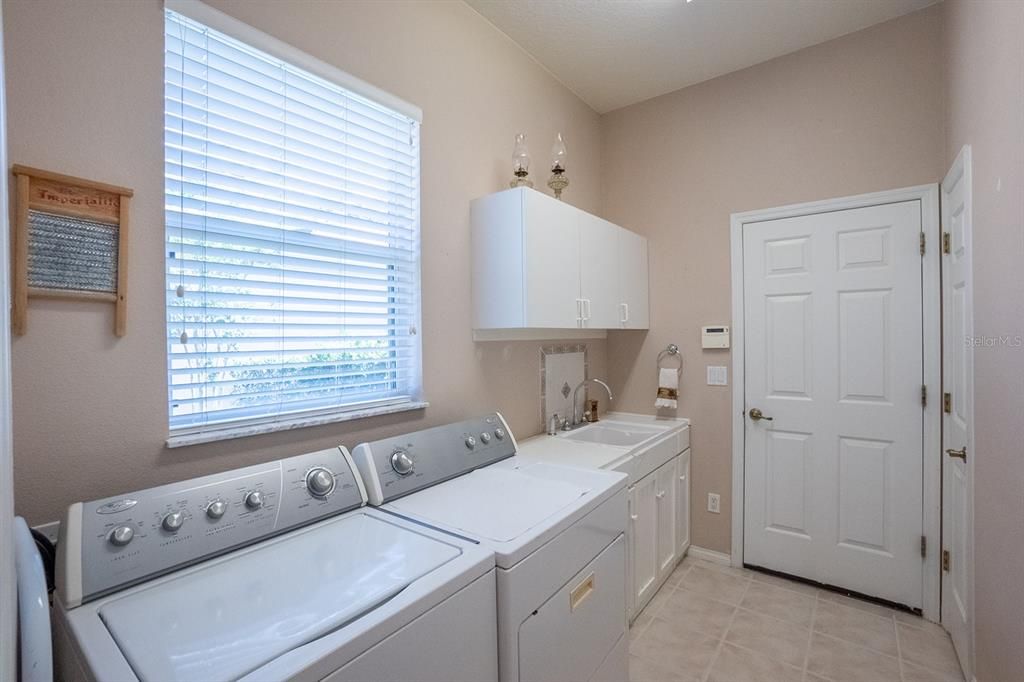 For Sale: $529,900 (3 beds, 2 baths, 1955 Square Feet)