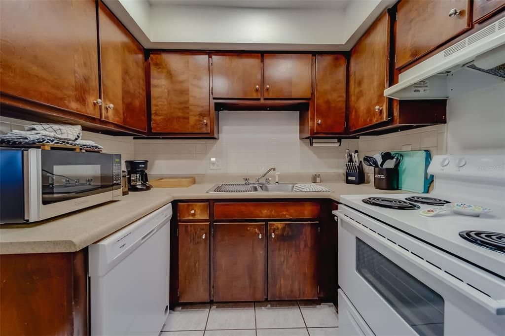 For Sale: $140,000 (1 beds, 1 baths, 720 Square Feet)