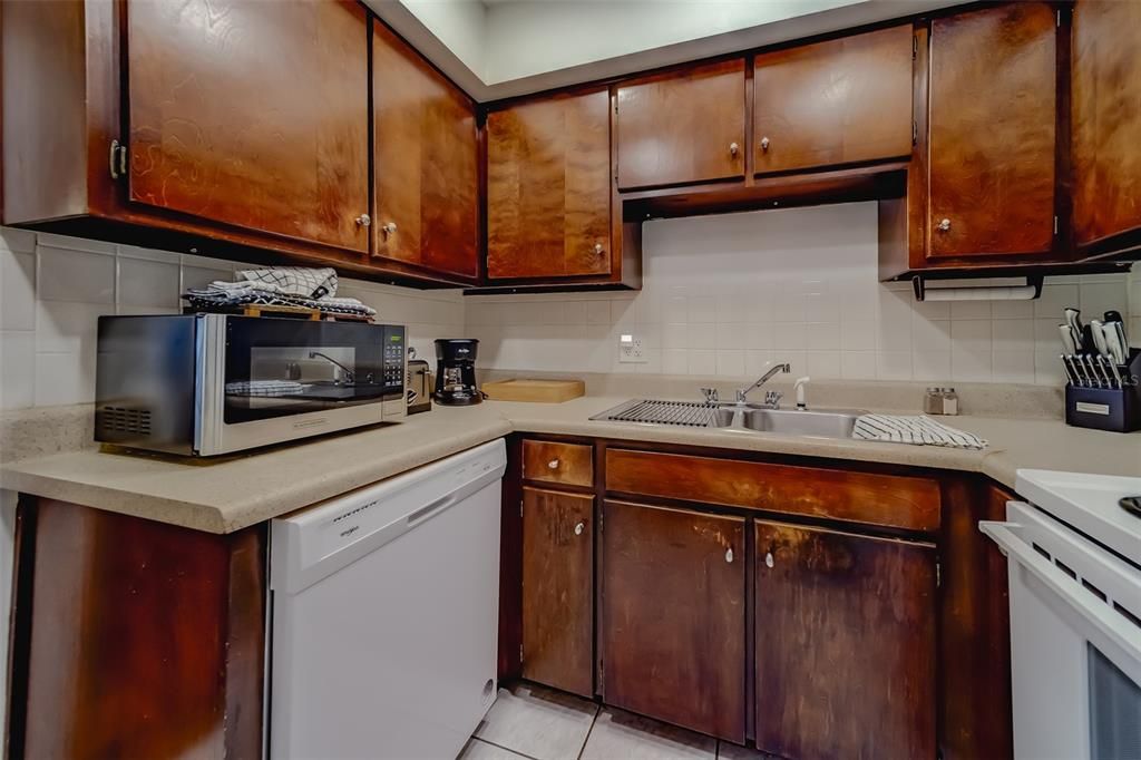 For Sale: $140,000 (1 beds, 1 baths, 720 Square Feet)