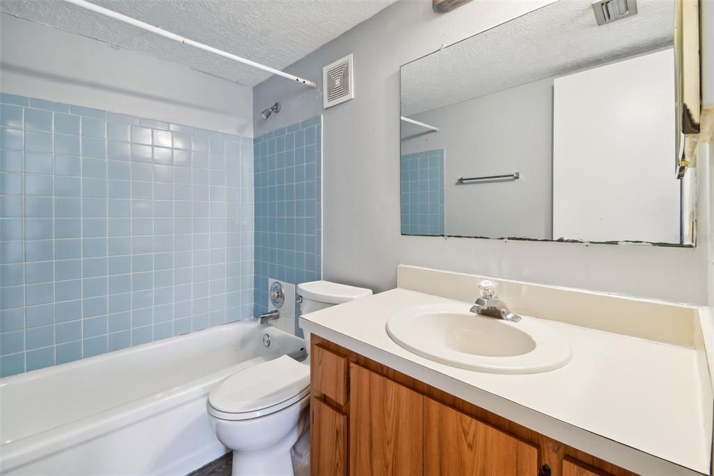 Active With Contract: $209,900 (3 beds, 2 baths, 1140 Square Feet)