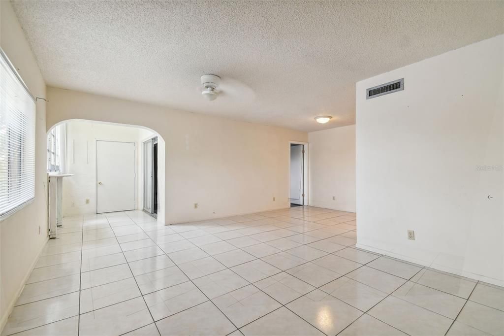 Active With Contract: $209,900 (3 beds, 2 baths, 1140 Square Feet)