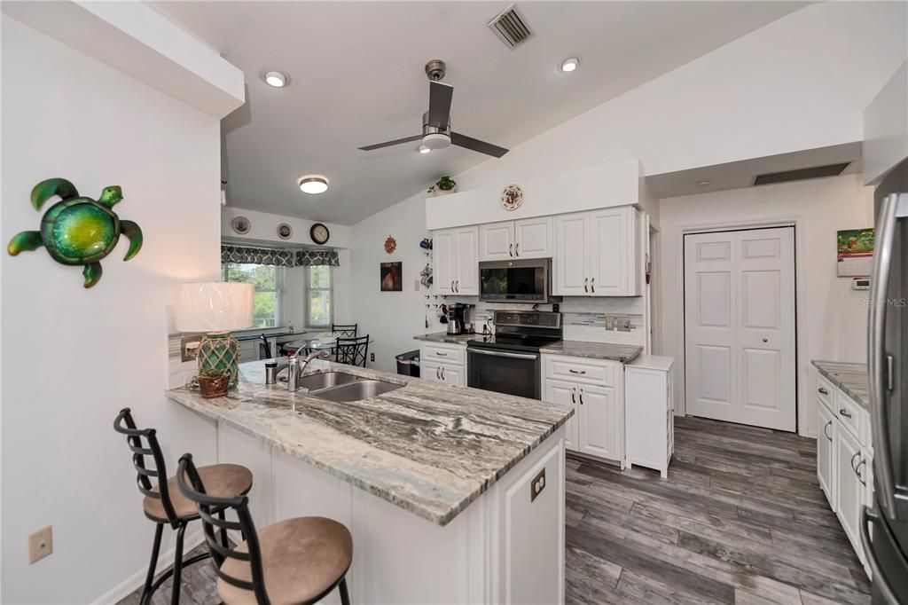 Breakfast bar and a breakfast nook!