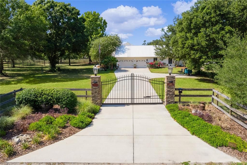 For Sale: $1,100,000 (3 beds, 2 baths, 2600 Square Feet)