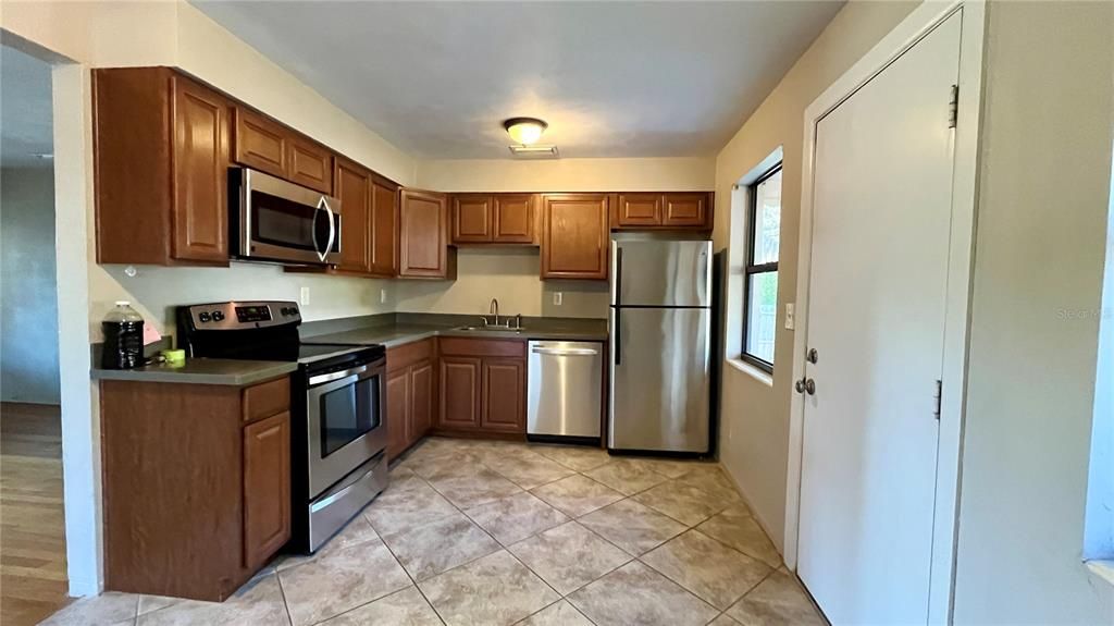 Active With Contract: $199,900 (2 beds, 2 baths, 1059 Square Feet)