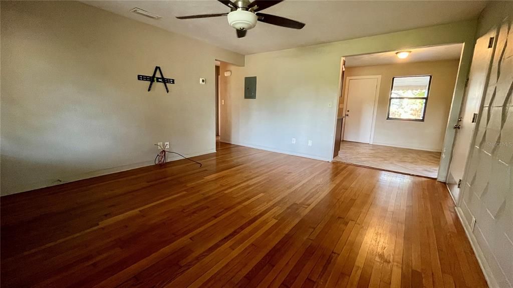 Active With Contract: $199,900 (2 beds, 2 baths, 1059 Square Feet)