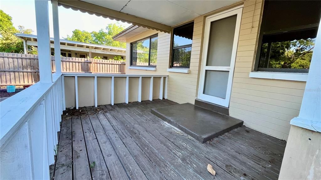 Active With Contract: $199,900 (2 beds, 2 baths, 1059 Square Feet)