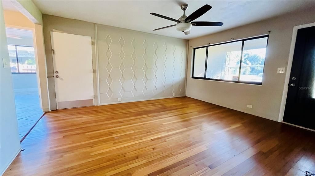 Active With Contract: $199,900 (2 beds, 2 baths, 1059 Square Feet)