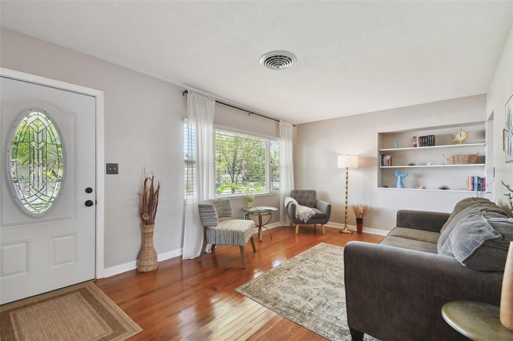 Recently Sold: $469,000 (2 beds, 1 baths, 1140 Square Feet)