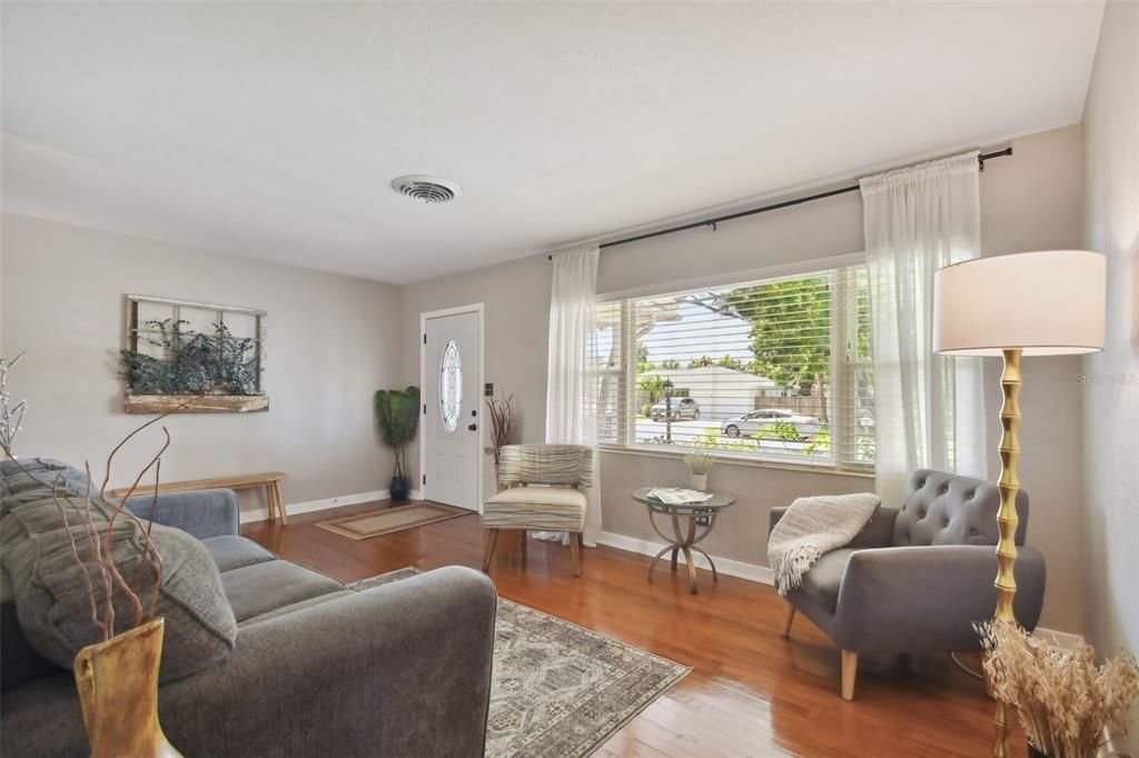 Recently Sold: $469,000 (2 beds, 1 baths, 1140 Square Feet)