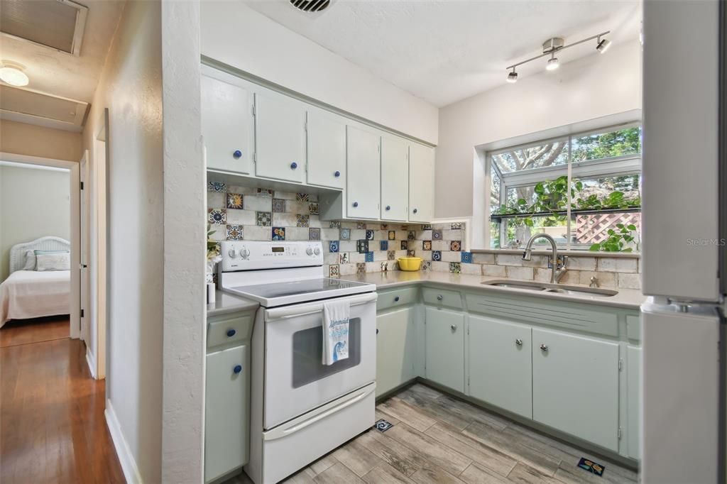 Recently Sold: $469,000 (2 beds, 1 baths, 1140 Square Feet)