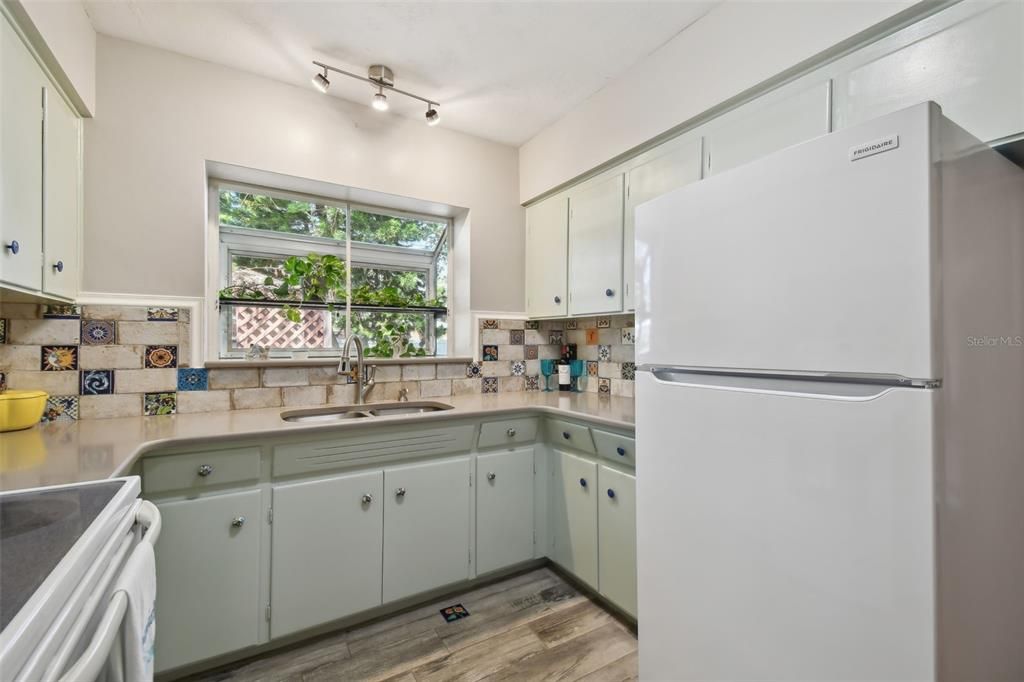 Recently Sold: $469,000 (2 beds, 1 baths, 1140 Square Feet)