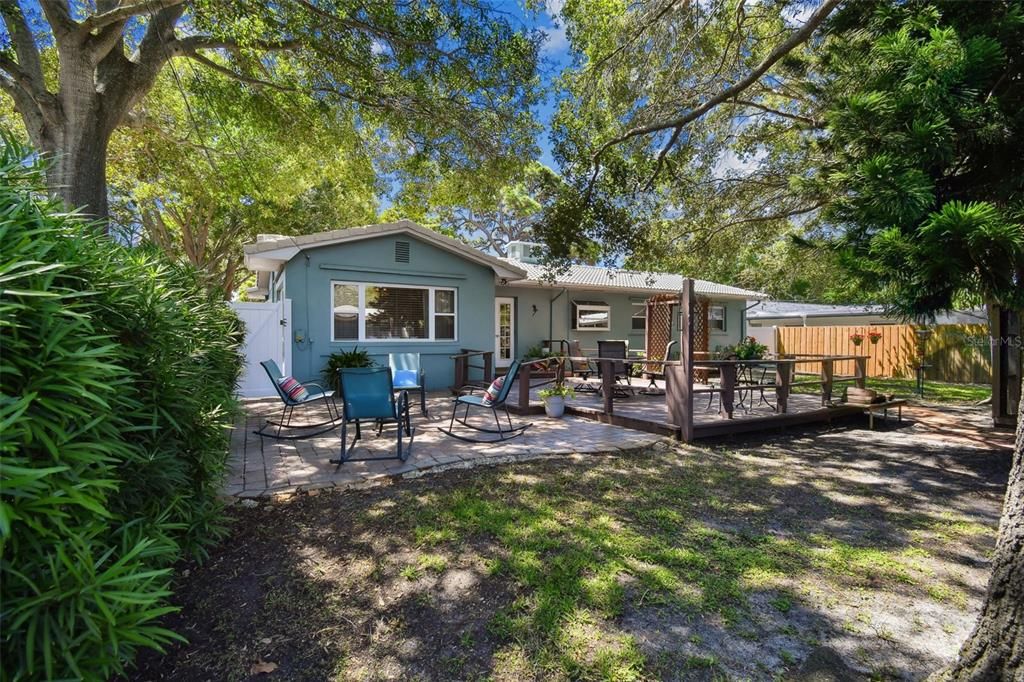 Recently Sold: $469,000 (2 beds, 1 baths, 1140 Square Feet)