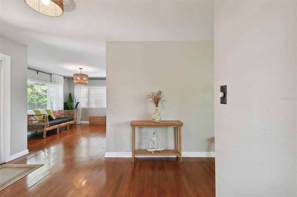 Recently Sold: $469,000 (2 beds, 1 baths, 1140 Square Feet)