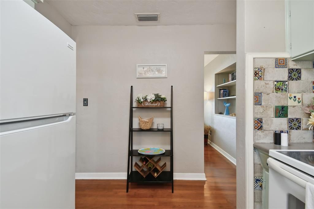 Recently Sold: $469,000 (2 beds, 1 baths, 1140 Square Feet)