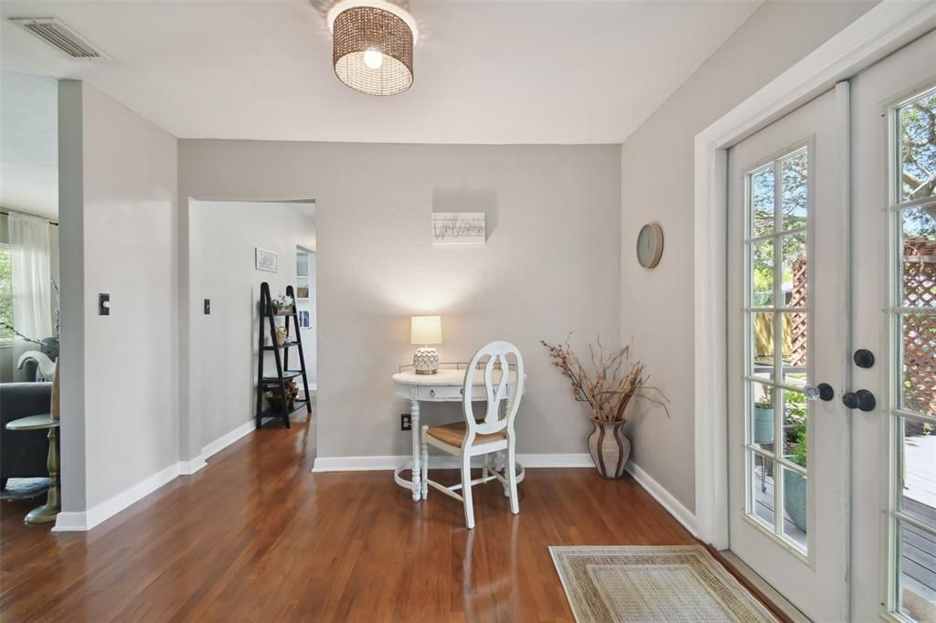 Recently Sold: $469,000 (2 beds, 1 baths, 1140 Square Feet)