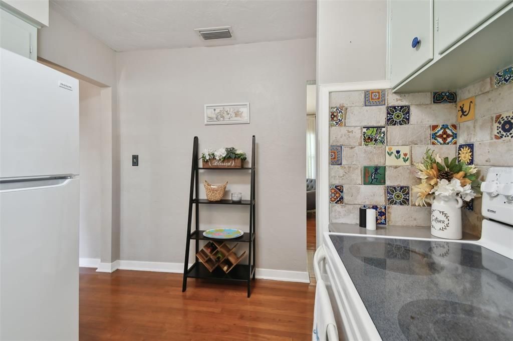 Recently Sold: $469,000 (2 beds, 1 baths, 1140 Square Feet)