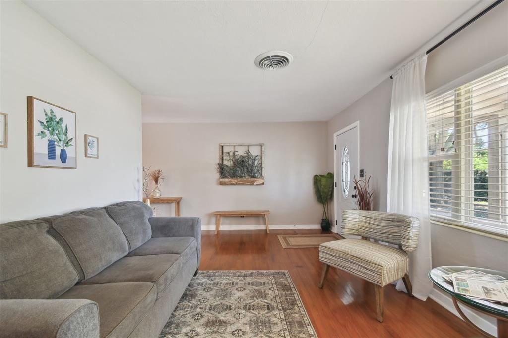 Recently Sold: $469,000 (2 beds, 1 baths, 1140 Square Feet)