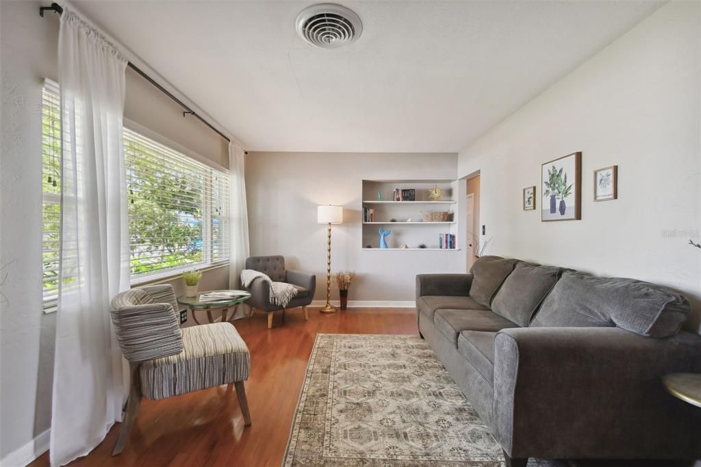 Recently Sold: $469,000 (2 beds, 1 baths, 1140 Square Feet)