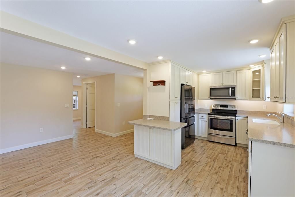 For Sale: $350,000 (2 beds, 1 baths, 819 Square Feet)