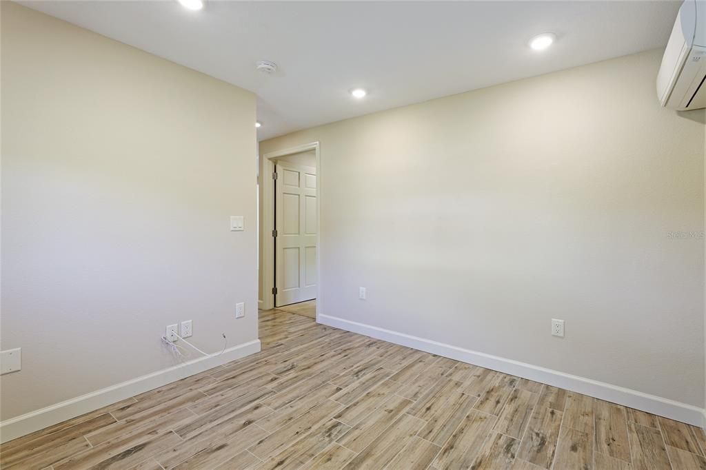 For Sale: $350,000 (2 beds, 1 baths, 819 Square Feet)