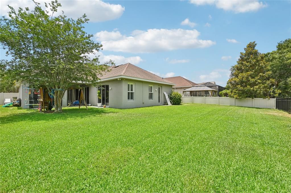 BACK OF HOUSE WITH NO BACK YARD NEIGHBORS