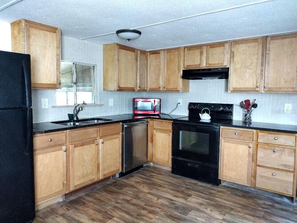 For Sale: $179,900 (2 beds, 1 baths, 944 Square Feet)