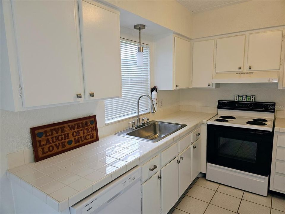 Active With Contract: $175,000 (1 beds, 1 baths, 720 Square Feet)