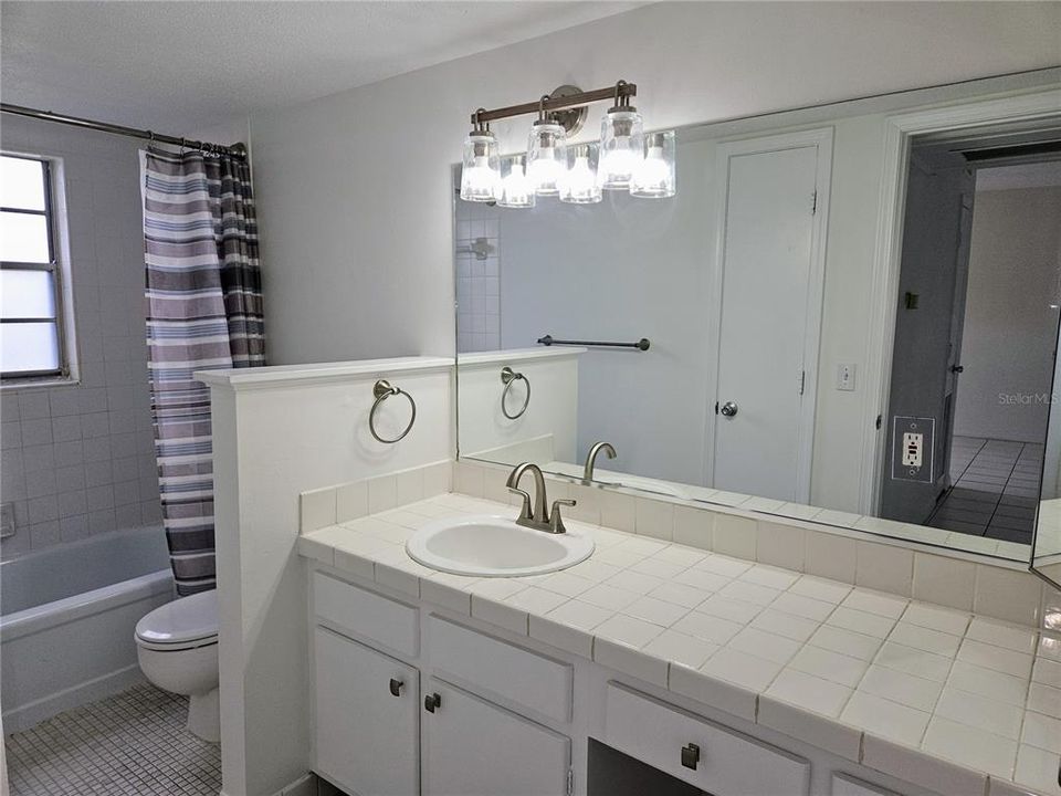 Active With Contract: $175,000 (1 beds, 1 baths, 720 Square Feet)