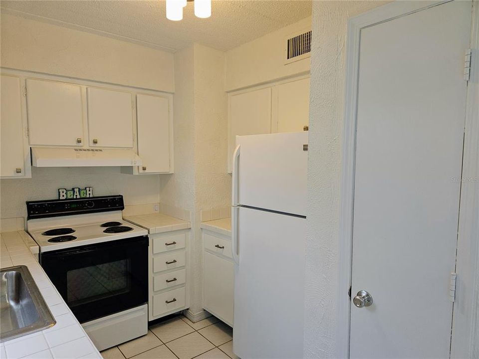 Active With Contract: $175,000 (1 beds, 1 baths, 720 Square Feet)