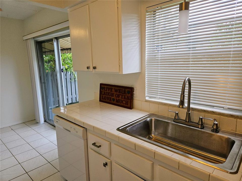 Active With Contract: $175,000 (1 beds, 1 baths, 720 Square Feet)