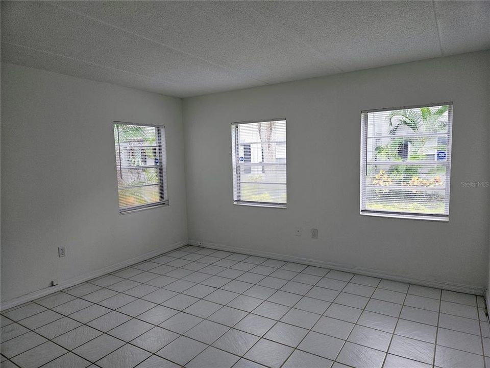 Active With Contract: $175,000 (1 beds, 1 baths, 720 Square Feet)