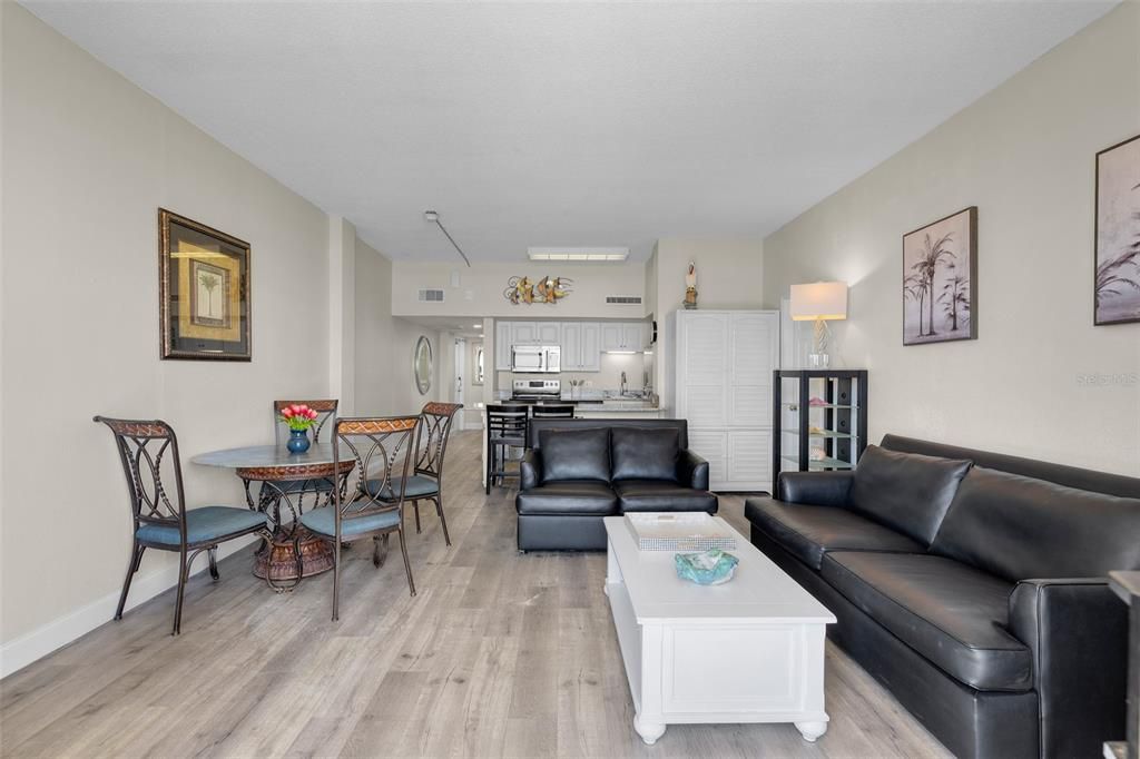 Active With Contract: $295,000 (2 beds, 1 baths, 878 Square Feet)