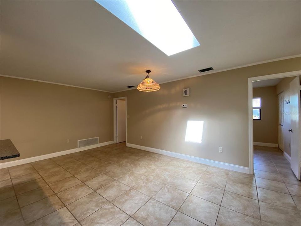 For Rent: $2,300 (4 beds, 2 baths, 2007 Square Feet)