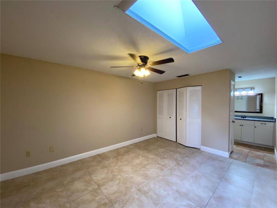 For Rent: $2,300 (4 beds, 2 baths, 2007 Square Feet)