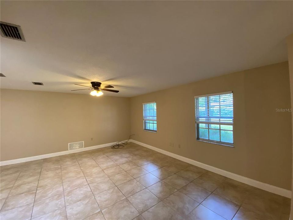 For Rent: $2,300 (4 beds, 2 baths, 2007 Square Feet)