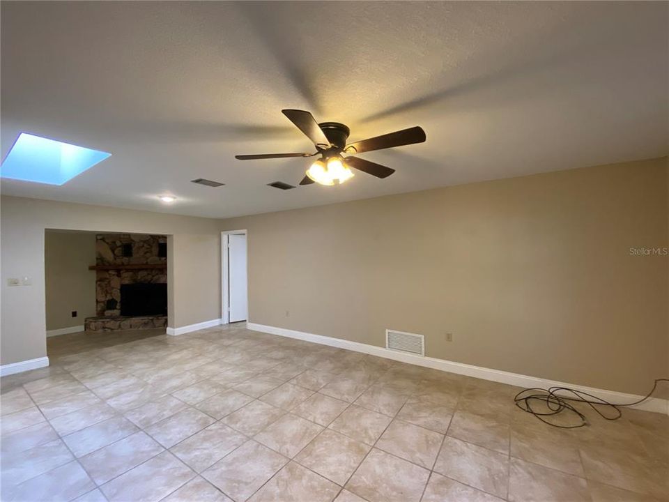 For Rent: $2,300 (4 beds, 2 baths, 2007 Square Feet)